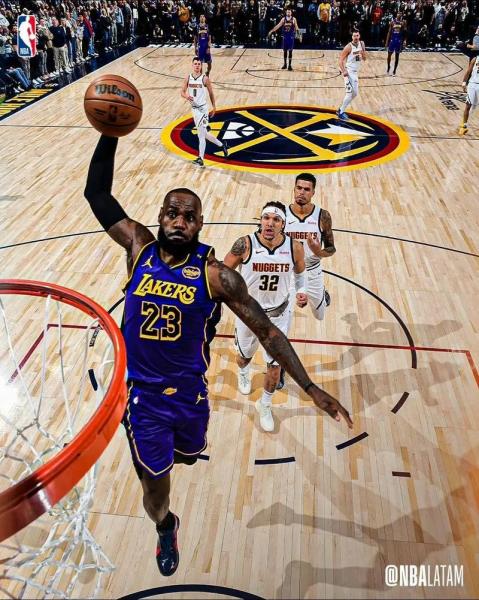 拼了，湖人队詹姆斯在对阵掘金队的比赛中奋力扑救后，付出了代价