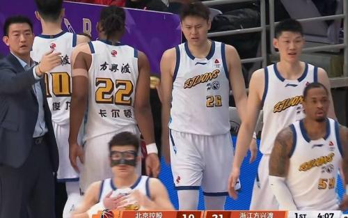 浙江广厦7分险胜江苏！王博拒绝爆冷，塔克31分，胡金秋16分