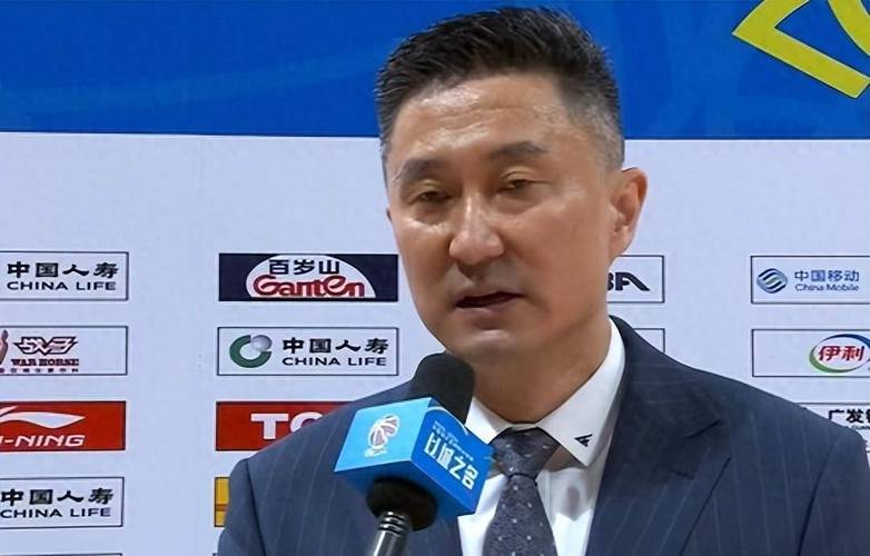 杜锋：内线比较弱，今晚将近输了30个篮板在考虑其他大外援