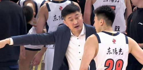 杜锋学着点！深圳防庞峥麟就是上线包夹，这不是很简单吗