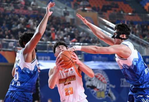 20分分差完胜！山东男篮力克新疆，团队篮球闪耀仍存三分防守短板