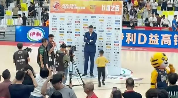 麦基调侃“20分算个P”+球迷现场喊“下课”杜锋时代要结束了